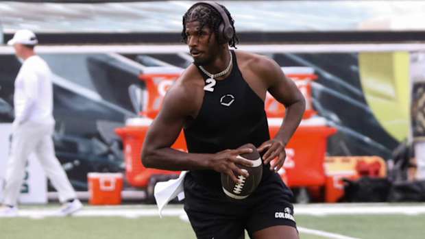 Shedeur Sanders pregame at Oregon